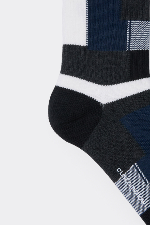 그레이 블록 패턴 양말은 면혼방 소재로 제작되어 부드러운 촉감을 선사합니다. 그레이, 블랙, 네이비 색상으로 구성되어 있으며, 체크 패턴과 로고 디테일이 돋보입니다. 

사계절 내내 착용 가능하며, 넌슬립 기능으로 편안함을 더했습니다. 캐주얼, 미니멀, 클래식 스타일을 즐기는 분들께 동네 마실룩, 집콕룩에 매치하기 좋은 아이템입니다.
