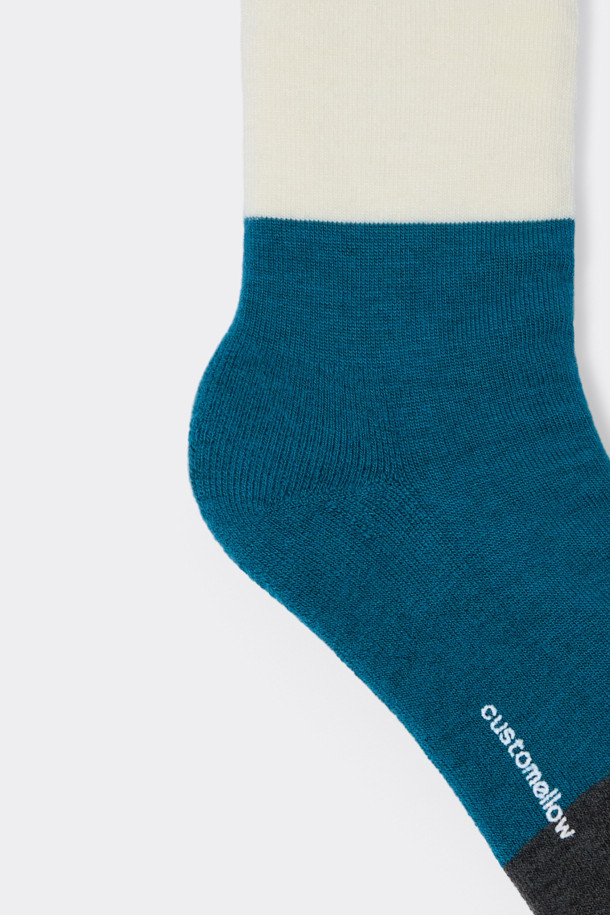 블루 부클 블록 삭스는 울과 면 혼방 소재로 제작되어 부드러운 촉감과 뛰어난 보온성을 자랑합니다. 가을, 겨울철에 적합하며, 넌슬립 기능으로 미끄럼 방지 효과를 더했습니다. 부클사를 사용하여 입체적인 텍스처를 살린 블록 패턴 디자인이 돋보이며, 블루, 블랙, 화이트, 그레이 4가지 색상으로 만나볼 수 있습니다. 미니멀, 클래식, 캐주얼 스타일의 옷차림에 매치하여 겨울 데일리룩, 집콕룩, 산책룩을 완성해보세요.
