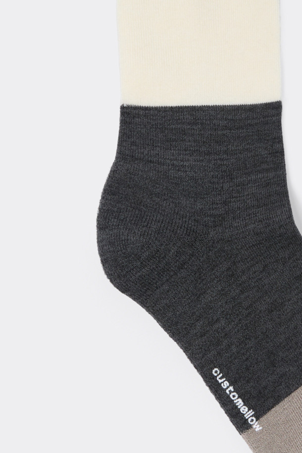 그레이 부클 블록 삭스(Grey Boucle Block Socks)는 부드러운 촉감과 따뜻함을 선사하는 겨울철 필수 아이템입니다. 울과 면 혼방 소재로 제작되어 보온성이 뛰어나며, 두꺼운 두께감으로 발을 포근하게 감싸줍니다. 그레이, 블랙, 화이트 컬러의 블록 패턴 디자인은 캐주얼, 미니멀, 클래식 등 다양한 스타일과 잘 어울립니다. 일상생활, 산책, 집콕 등 어떤 상황에서도 편안하게 착용할 수 있으며, 논슬립 기능으로 안정감을 더했습니다. 부클 텍스처가 돋보이는 디자인으로 포근하고 스타일리시한 겨울 데일리룩을 완성해 보세요.
