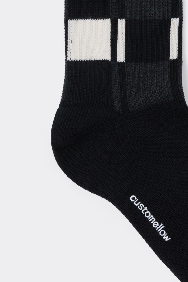 블랙 체크 양말은 면 혼방 소재로 제작되어 부드러운 촉감이 특징입니다. 블랙과 화이트 컬러의 체크 패턴이 캐주얼, 미니멀, 클래식 스타일을 연출하며, 사계절 내내 활용하기 좋습니다. 일상생활은 물론, 편안한 집콕룩, 동네 마실룩에도 잘 어울립니다. 넌슬립 기능으로 활동성을 높였으며, 로고 디테일로 포인트를 더했습니다.
