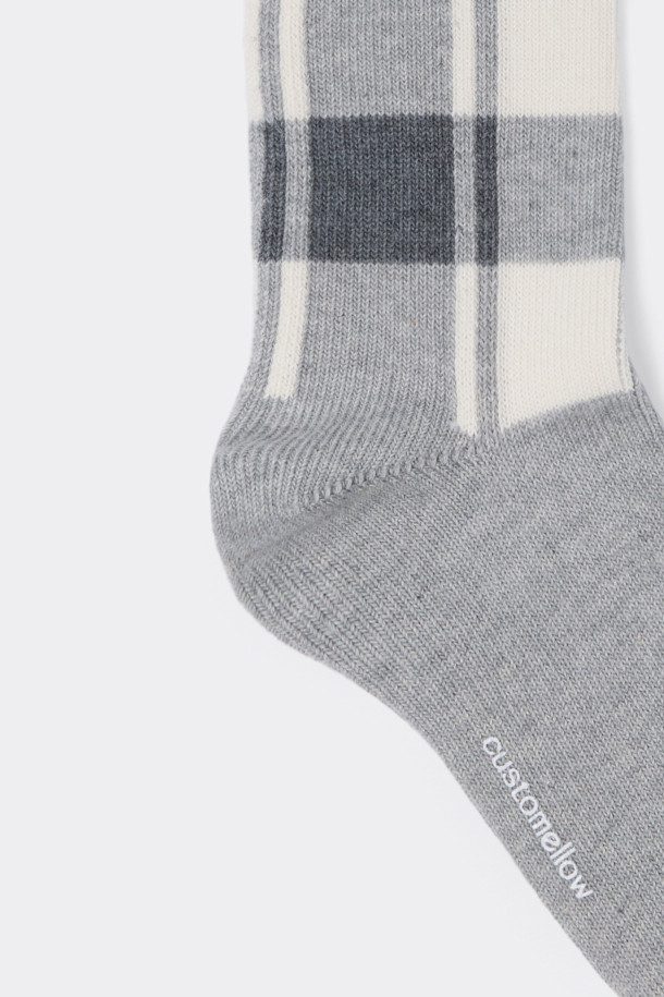 그레이 체크 양말은 면혼방 소재로 제작되어 부드러운 촉감을 선사합니다. 일상생활 및 산책 시 편안하게 착용하기 좋으며, 캐주얼, 미니멀, 클래식 스타일을 모두 소화할 수 있습니다. 그레이와 화이트 컬러의 체크 패턴이 돋보이며, 넌슬립 기능으로 활동성을 높였습니다. 로고 디테일이 포인트로 들어가 있어 심플하면서도 세련된 느낌을 줍니다. 사계절 내내 활용 가능한 실용적인 아이템입니다.
