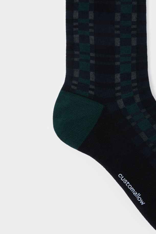 그린 체크 양말은 면혼방 소재로 제작되어 부드러운 촉감을 선사합니다. 일상, 산책, 집콕 등 다양한 TPO에 맞춰 캐주얼, 미니멀, 클래식 스타일을 연출할 수 있습니다. 사계절 모두 착용 가능하며, 그린과 블랙 컬러의 체크 패턴이 돋보입니다. 발목 부분에는 로고 디테일이 더해져 포인트를 줍니다. 넌슬립 기능으로 편안한 착용감을 제공합니다.
