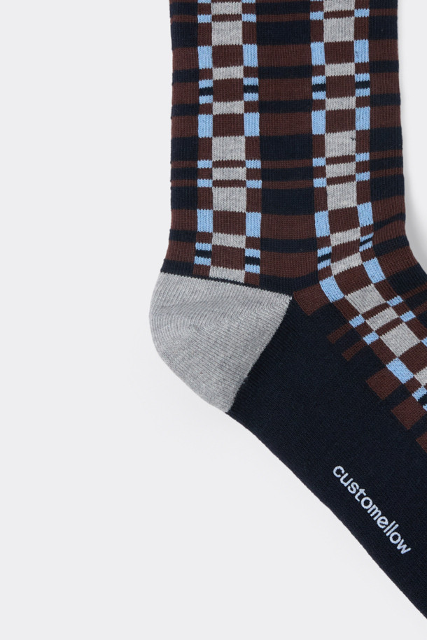 네이비 체크 양말은 면혼방 소재로 제작되어 부드러운 촉감을 선사합니다. 네이비와 그레이 컬러의 체크 패턴이 돋보이며, 넌슬립 기능으로 편안한 착용감을 제공합니다. 일상생활은 물론, 동네 마실룩, 산책룩 등 다양한 TPO에 활용하기 좋습니다. 캐주얼, 미니멀, 클래식 스타일의 옷차림에 잘 어울리며, 로고 디테일로 포인트를 더했습니다. 사계절 내내 활용 가능한 아이템입니다.
