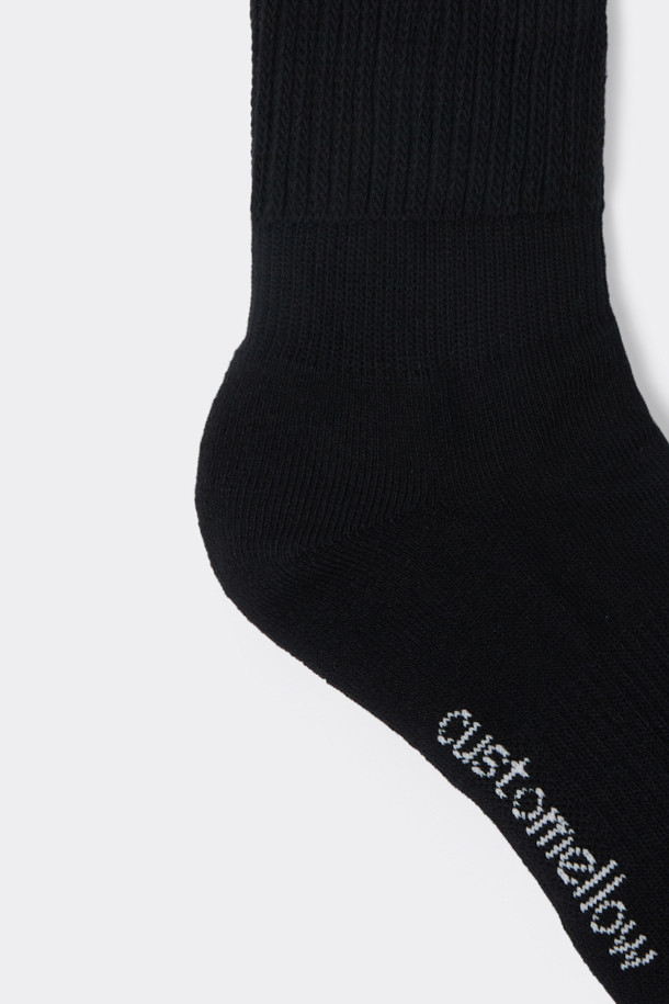 블랙 립 롱 삭스(Black Rib Long Socks)는 부드러운 면혼방 소재로 제작되어 편안한 착용감을 제공합니다. 남녀 공용으로 착용 가능하며, 캐주얼 및 미니멀 스타일을 연출하기에 좋습니다. 로고 패턴과 립(rib) 디테일이 돋보이는 디자인이며, 장목 길이로 다양한 룩에 활용하기 좋습니다. 사계절 내내 편안하게 착용할 수 있는 데일리 양말입니다.
