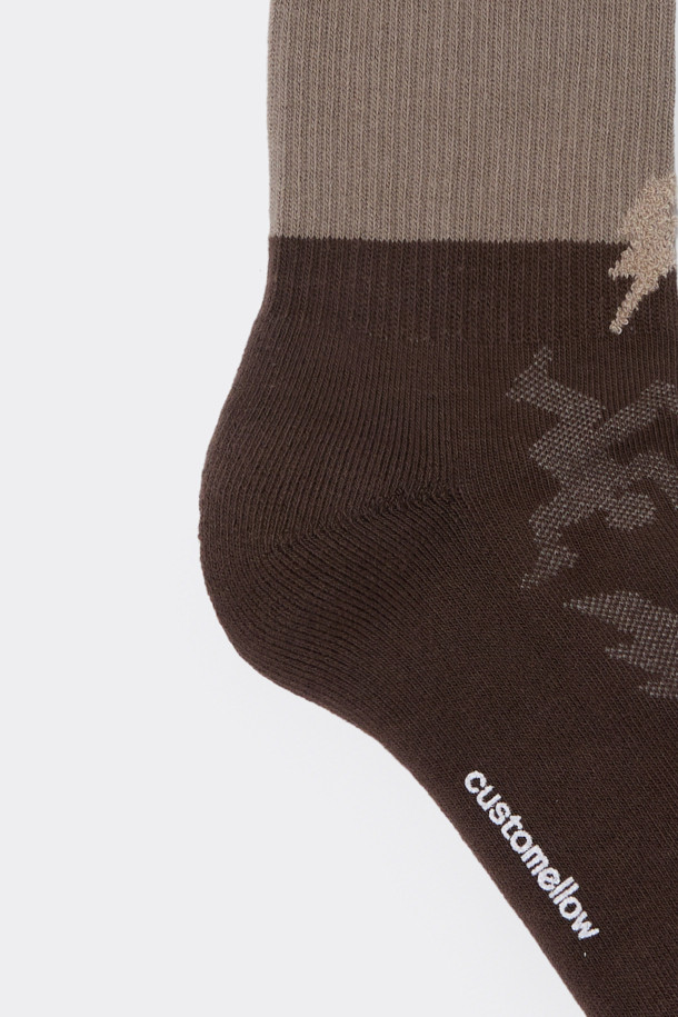 브라운 그래픽 블록 삭스입니다. 면혼방 소재로 제작되어 부드러운 촉감을 선사하며, 사계절 내내 편안하게 착용할 수 있습니다. 그래픽 블록 패턴 디자인이 돋보이며, 산책룩과 동네 마실룩에 캐주얼, 미니멀, 클래식한 스타일을 더해줍니다. 발바닥 면에는 로고가 디자인되어 있으며, 논슬립 기능을 갖춰 활동성을 높였습니다.
