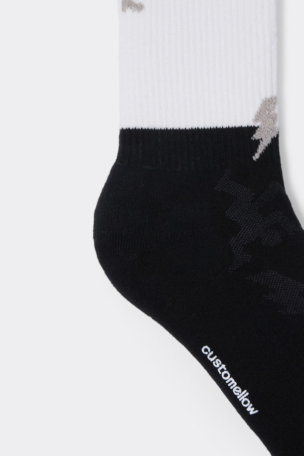 화이트 그래픽 블록 삭스는 면 혼방 소재로 제작되어 부드러운 촉감을 선사합니다. 블랙과 화이트 두 가지 색상으로 출시되어 어떤 스타일에도 잘 어울리며, 사계절 내내 착용하기 좋습니다. 그래픽 블록 패턴 디자인이 돋보이며, 넌슬립 기능으로 편안한 착용감을 제공합니다. 일상복은 물론, 집콕룩에도 잘 어울리는 캐주얼, 미니멀, 클래식 스타일의 양말입니다. 로고 디테일이 더해져 심플하면서도 세련된 포인트를 더했습니다.
