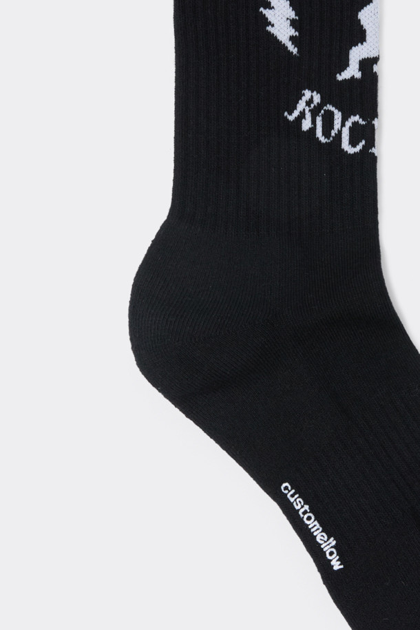 블랙 그래픽 삭스입니다. 면혼방 소재로 제작되어 부드러운 촉감이 특징이며, 사계절 내내 착용하기 좋습니다. 블랙과 화이트 컬러에 그래픽 및 로고 패턴이 돋보이며, 넌슬립 기능으로 편안한 착용감을 제공합니다. 집 앞 산책이나 편안한 실내 활동에 적합하며, 캐주얼, 미니멀, 클래식 스타일 모두 소화 가능합니다. 바닥면에 로고가 디자인되어 포인트를 더했습니다.
