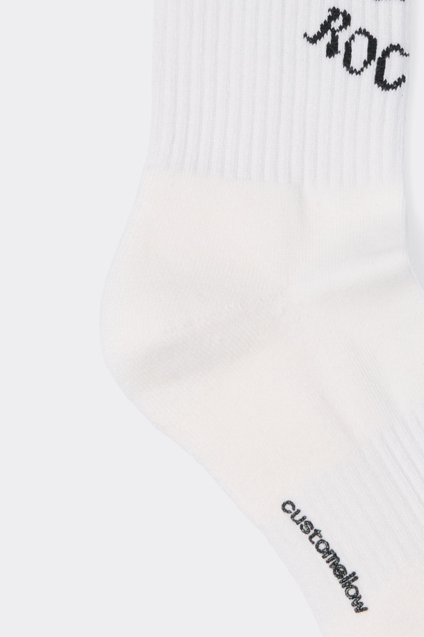 화이트 그래픽 삭스입니다. 면혼방 소재로 제작되어 부드러운 촉감을 선사하며, 사계절 내내 편안하게 착용할 수 있습니다. 화이트와 블랙 두 가지 색상으로, 그래픽 및 로고 무늬가 디자인되어 캐주얼, 미니멀, 스포티한 스타일을 연출하기 좋습니다. 일상생활은 물론 동네 마실룩, 산책룩에도 잘 어울립니다. 발바닥 면에는 넌슬립 로고가 있어 미끄럼 방지 기능도 제공합니다.