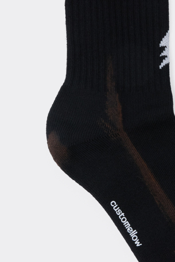 브라운 그래픽 다잉 양말은 면 혼방 소재로 제작되어 부드러운 촉감을 선사합니다. 사계절 내내 착용 가능한 이 양말은 그래픽/프린트 무늬로 디자인되어 캐주얼하고 미니멀한 스타일을 연출합니다. 산책룩에 잘 어울리며, 넌슬립 기능으로 편안한 착용감을 제공합니다. 다잉 처리로 독특한 멋을 더한, 개성 있는 양말입니다.
