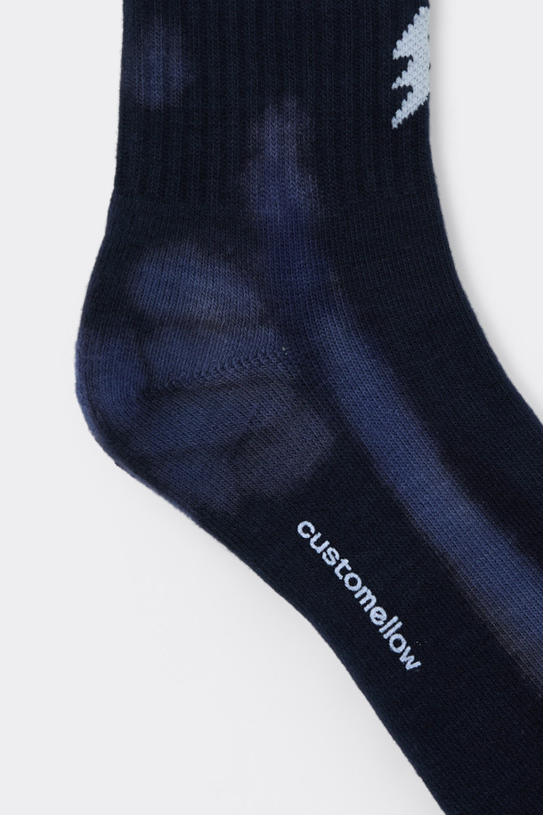 블루 그래픽 다이 염색 양말은 면 혼방 소재로 제작되어 부드러운 촉감을 선사하며, 사계절 내내 착용하기 좋습니다. 캐주얼, 미니멀, 스포티한 스타일을 연출하기에 좋으며, 산책룩에 포인트를 더할 수 있습니다. 넌슬립 기능으로 편안한 착용감을 제공하며, 개성 있는 그래픽과 타이다이 무늬가 돋보입니다. 양말에 로고 디테일이 더해져 더욱 세련된 디자인을 자랑합니다.
