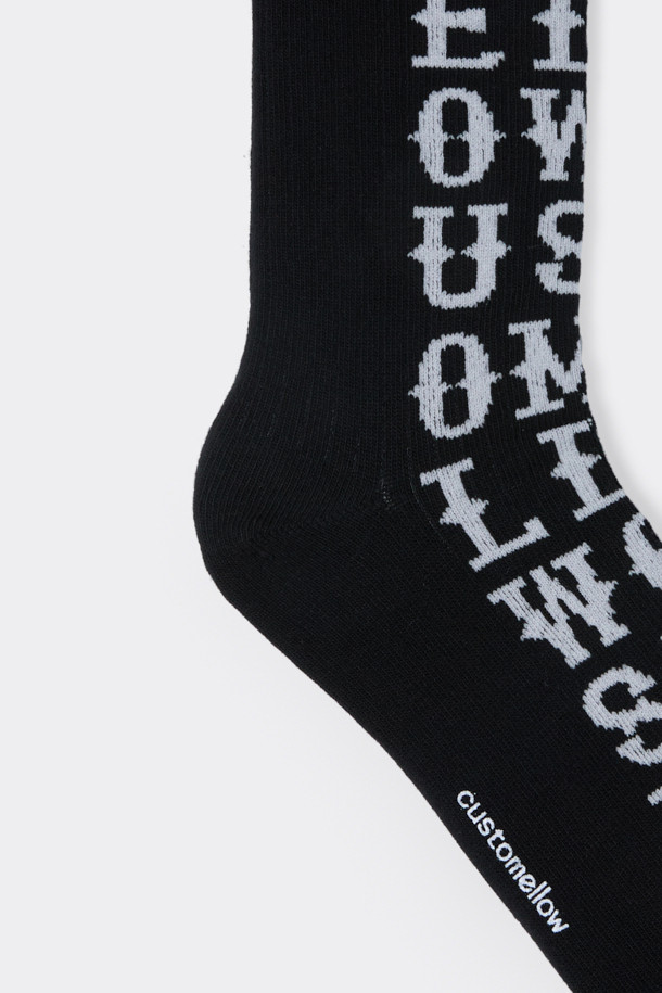 블랙 그래픽 삭스는 면 혼방 소재로 제작되어 부드러운 촉감을 선사하며, 사계절 내내 편안하게 착용할 수 있습니다. 레터링 패턴이 돋보이는 캐주얼하고 미니멀한 디자인으로, 동네 마실룩, 집콕룩, 산책룩 등 다양한 TPO에 잘 어울립니다. 발바닥면 로고 디테일과 넌슬립 기능으로 안정감 있는 착용감을 제공합니다. 일상 속에서 스타일리시함을 더해줄 필수 아이템입니다.
