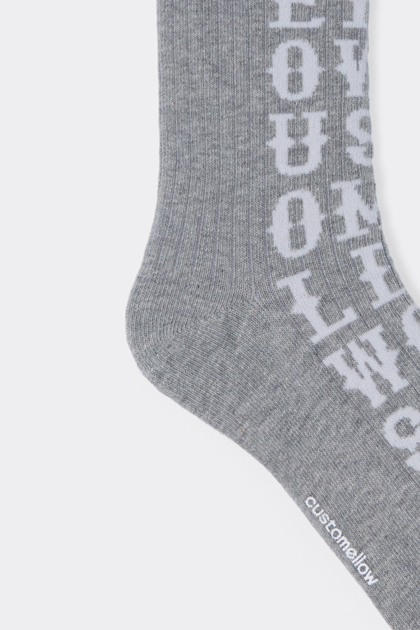 **그레이 그래픽 양말**

부드러운 면 혼방 소재로 제작되어 사계절 내내 편안하게 착용하기 좋은 그레이 컬러의 양말입니다. 레터링 패턴이 돋보이며, 넌슬립 기능으로 활동성을 높였습니다. 일상생활은 물론, 편안한 집콕룩이나 가벼운 동네 마실룩에도 잘 어울립니다. 바닥면에는 로고 디테일이 있어, 은은한 포인트를 더했습니다. 미니멀하고 캐주얼한 스타일을 즐기는 분들께 추천합니다.
