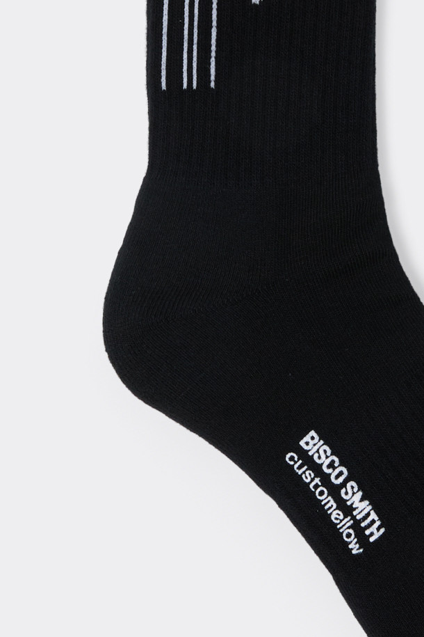 [BISCO SMITH] 블랙 그래픽 양말은 BISCO SMITH 작가의 'AsAbove' 작품을 모티프로 디자인된 공용 양말입니다. 면혼방 소재로 제작되어 부드러운 촉감과 사계절 내내 착용 가능한 실용성을 갖췄습니다. 블랙 컬러 바탕에 그래픽 및 로고 패턴이 돋보이며, 캐주얼, 미니멀, 스트리트 스타일을 즐겨 입는 분들께 추천합니다. 일상생활은 물론 산책룩, 집콕룩에도 잘 어울리며, 논슬립 기능으로 편안한 착용감을 제공합니다. 양말 바닥면에는 작가명이 새겨져 소장 가치를 더합니다.
