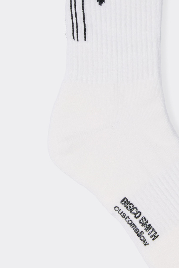 [BISCO SMITH] 화이트 그래픽 양말은 BISCO SMITH 작가의 'AsAbove' 작품을 모티브로 한 디자인이 돋보이는 양말입니다. 면혼방 소재로 제작되어 부드러운 촉감을 선사하며, 사계절 내내 편안하게 착용할 수 있습니다. 깔끔한 화이트 컬러 바탕에 로고와 프린트 패턴이 돋보이며, 밑면에는 작가명이 새겨져 소장 가치를 더합니다. 캐주얼, 미니멀, 스트리트 스타일 어디에도 잘 어울리며, 논슬립 기능으로 활동성까지 고려했습니다. 동네 마실룩, 산책룩, 집콕룩 등 다양한 TPO에 활용할 수 있습니다.

