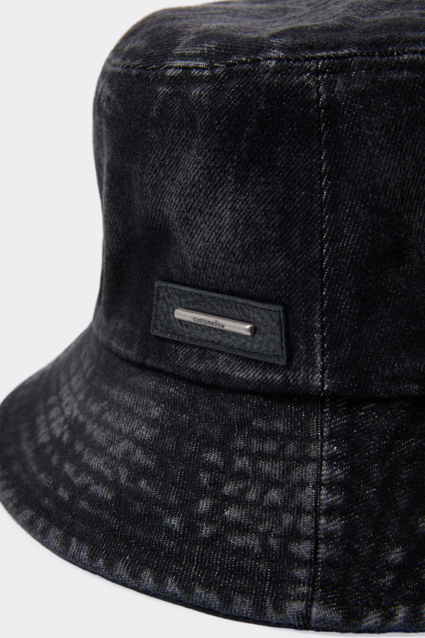 블랙 워시드 데님 버킷햇은 캐주얼, 미니멀, 레트로 스타일을 즐기는 당신을 위한 아이템입니다. 봄, 여름, 가을 계절에 적합하며, 데님 소재에 워싱 처리하여 빈티지한 텍스처와 불균일한 워싱으로 독특한 매력을 더했습니다. 깊은 모자 깊이와 안정적인 챙 넓이로 편안한 착용감을 선사하며, 로고 금속 장식이 디자인의 포인트를 더합니다. 동네 마실룩, 산책룩, 여행룩 등 다양한 TPO에 활용하여 스타일리시함을 연출해보세요.
