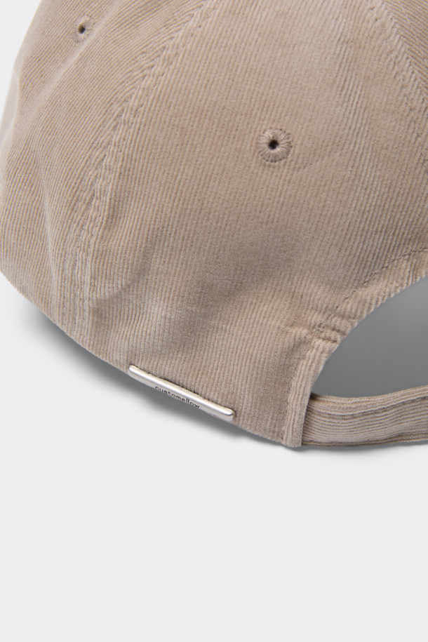 베이지 코듀로이 캡은 부드러운 촉감의 코듀로이 소재로 제작되어 봄, 가을에 착용하기 좋습니다. 17cm 모자 깊이와 8cm 챙으로 편안한 착용감을 제공하며, 6패널 디자인과 후면 사이즈 조절 기능으로 핏을 조절할 수 있습니다. 골지 패턴과 레터링 자수, 로고 리벳 디테일이 돋보이는 캐주얼, 미니멀, 클래식 스타일의 볼캡입니다. 산책룩, 봄 소풍룩에 포인트 아이템으로 활용하여 스타일리시함을 더해보세요.
