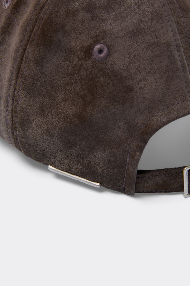 브라운 텍스처 캡은 부드러운 합성가죽 소재로 제작되어 봄, 여름, 가을 계절에 착용하기 좋습니다. 일반적인 깊이와 챙 넓이로 디자인되었으며, 로고 패턴과 자수, 리벳 장식이 돋보입니다. 텍스처 소재와 은은한 광택감이 특징이며, 캐주얼, 미니멀, 클래식 스타일을 즐기는 분들께 추천합니다. 동네 마실룩, 산책룩, 여행룩 등 다양한 TPO에 활용할 수 있으며, 사이즈 조절 기능으로 편안한 착용감을 제공합니다.
