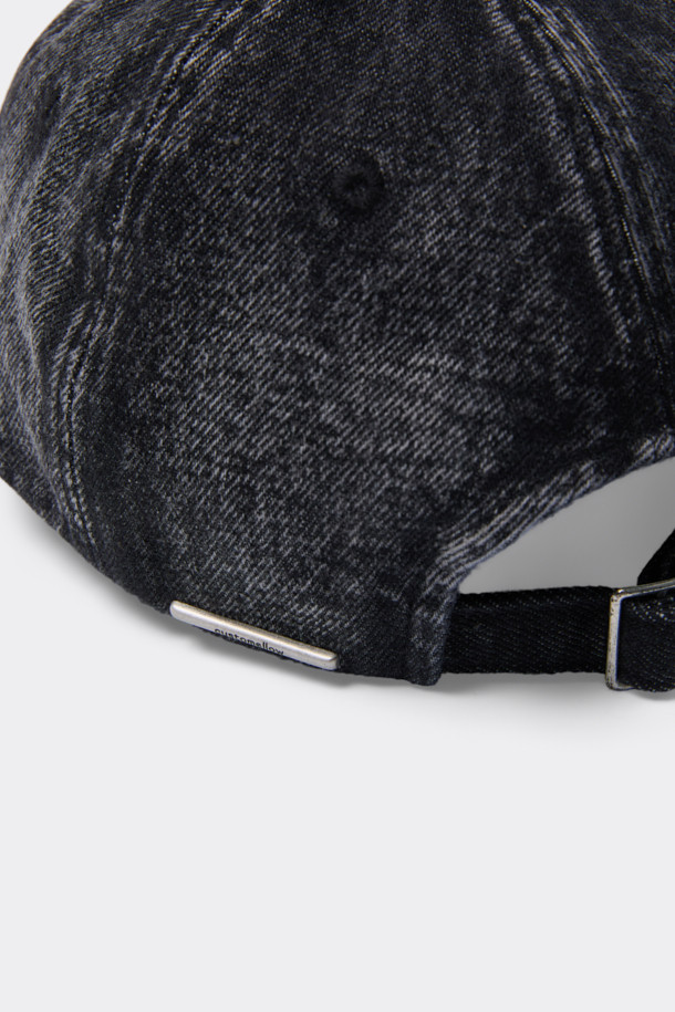 블랙 워시드 데님 캡은 캐주얼, 클래식, 미니멀 스타일을 즐기는 분들을 위한 데일리 모자입니다. 부드러운 촉감의 데님과 면 혼방 소재로 제작되어 봄, 여름, 가을 계절에 착용하기 좋습니다. 깊은 모자 깊이와 일반 챙 넓이로 편안한 착용감을 선사하며, 빈티지한 워싱 디테일이 돋보입니다. 클래식한 볼캡 쉐입에 로고 리벳 장식과 후면 비죠 디테일로 포인트를 더했습니다. 사이즈 조절이 가능하여 누구나 편안하게 착용할 수 있으며, 동네 마실룩, 산책룩, 여행룩 등 다양한 TPO에 활용하기 좋습니다.
