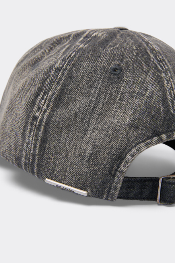 그레이 워싱 데님 캡은 캐주얼, 미니멀, 클래식 스타일을 선호하는 분들을 위한 데일리 패션 아이템입니다. 봄, 여름, 가을 계절에 착용하기 좋으며, 동네 마실룩, 산책룩, 여행룩 등 다양한 TPO에 활용할 수 있습니다. 워싱 처리된 데님 소재와 깊은 핏, 일반 챙 넓이가 편안한 착용감을 선사하며 빈티지한 텍스처가 매력적입니다. 사이즈 조절이 가능하며, 로고 리벳과 비죠 디테일이 디자인의 포인트를 더합니다. 무지 디자인으로 어떤 스타일에도 쉽게 매치할 수 있습니다.
