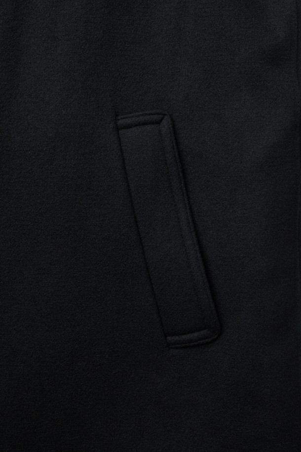 세련된 무드를 연출하는 블랙 울 맥 코트입니다. 가을, 겨울 시즌에 어울리는 두꺼운 두께감으로 보온성을 높였으며, 미니멀하고 클래식한 디자인이 특징입니다. 히든 버튼 여밈 방식과 오버핏으로 편안한 착용감을 선사하며, 탈부착 가능한 허리 벨트와 비죠 장식으로 다양한 스타일을 연출할 수 있습니다. 롱 기장과 긴 소매, 둥근 포켓 디테일이 돋보이며, 상체 상단 부분 안감 처리를 통해 고급스러움을 더했습니다. 출근룩, 비즈니스 캐주얼, 모임룩 등 다양한 TPO에 활용 가능하며, 시크하고 세련된 스타일을 완성해 보세요.
