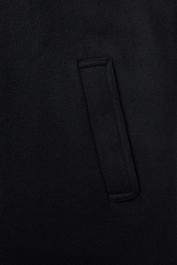 블랙 캐시미어 블렌디드 맥 코트는 미니멀하고 클래식한 스타일을 추구하는 분들을 위한 아우터입니다. 울, 나일론, 캐시미어, 폴리우레탄의 혼방 소재로 제작되어 부드러운 촉감과 고급스러운 분위기를 선사합니다. 히든 버튼 여밈 방식과 오버핏 실루엣으로 편안하면서도 세련된 핏을 연출하며, 탈부착 가능한 허리 벨트와 비죠 장식으로 다양한 스타일을 연출할 수 있습니다. 가을, 겨울 시즌에 출근룩, 오피스룩, 모임룩 등 다채로운 TPO에 활용 가능하며, 핸드메이드 공법 봉제와 둥근 모서리 포켓 등의 디테일이 돋보입니다. 상체 상단 부분만 안감 처리되어 보온성을 더했습니다.
