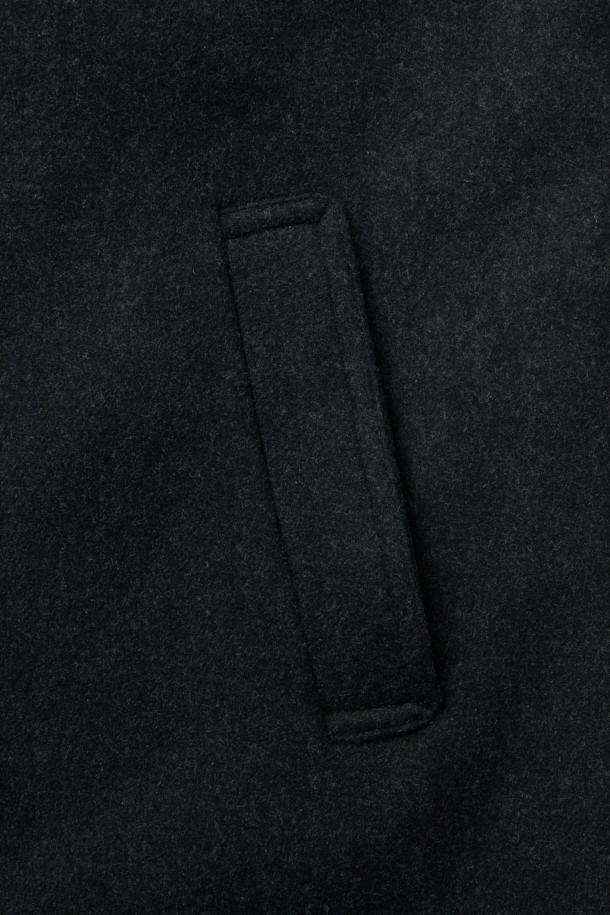 그레이 캐시미어 블렌드 맥 코트는 남성 고객을 위한 아우터입니다. 가을과 겨울에 어울리는 두꺼운 두께감으로, 캐시미어, 울, 나일론, 폴리우레탄 혼방 소재를 사용하여 부드러운 촉감을 선사합니다. 히든 버튼 여밈 방식의 롱 기장 오버핏 코트로, 클래식, 미니멀, 시크 스타일을 연출하기 좋습니다. 탈부착 가능한 허리 벨트와 비죠 장식, 핸드메이드 봉제, 둥근 포켓 디자인, 상체 상단 안감 적용 등 디테일이 돋보이며, 출근룩, 비즈니스 캐주얼, 모임룩에 활용하기 좋습니다.
