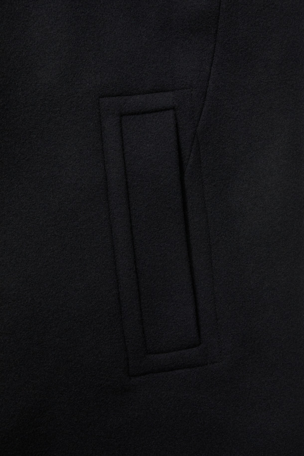 블랙 캐시미어 블렌디드 싱글 코트는 남성 고객을 위한 가을/겨울용 아우터입니다. 울, 캐시미어, 폴리에스테르, 나일론, 레이온, 코튼 등 다양한 소재를 혼방하여 부드러운 촉감과 두꺼운 두께를 자랑합니다. 클래식하고 미니멀한 스타일로, 오피스룩, 비즈니스 캐주얼, 모임룩 등 TPO에 맞춰 시크하게 연출할 수 있습니다. 너치드 라펠, 2버튼, 사이드 다트, 숄더 다트, 어깨 패드, 포켓 스티치 디테일이 돋보이는 레귤러핏 싱글 코트입니다. 긴 소매 기장의 무지 디자인으로 어떤 스타일에도 쉽게 매치할 수 있습니다.
