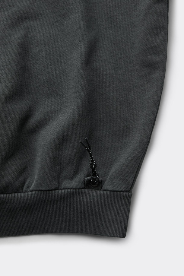 그레이 컬러의 피그먼트 다잉 후디입니다. 캐주얼하고 베이직한 스타일로, 가을과 겨울에 따뜻하게 착용하기 좋습니다. 면 소재로 제작되어 탄탄한 촉감을 자랑하며, 오버핏 디자인으로 편안한 착용감을 선사합니다. 소매에는 로고 자수 디테일이, 후면 하단에는 시그니처 스트링 디테일이 더해져 포인트를 더했습니다. 집콕룩, 산책룩 등 다양한 TPO에 활용 가능하며, 미니멀한 스타일을 연출하기 좋습니다.
