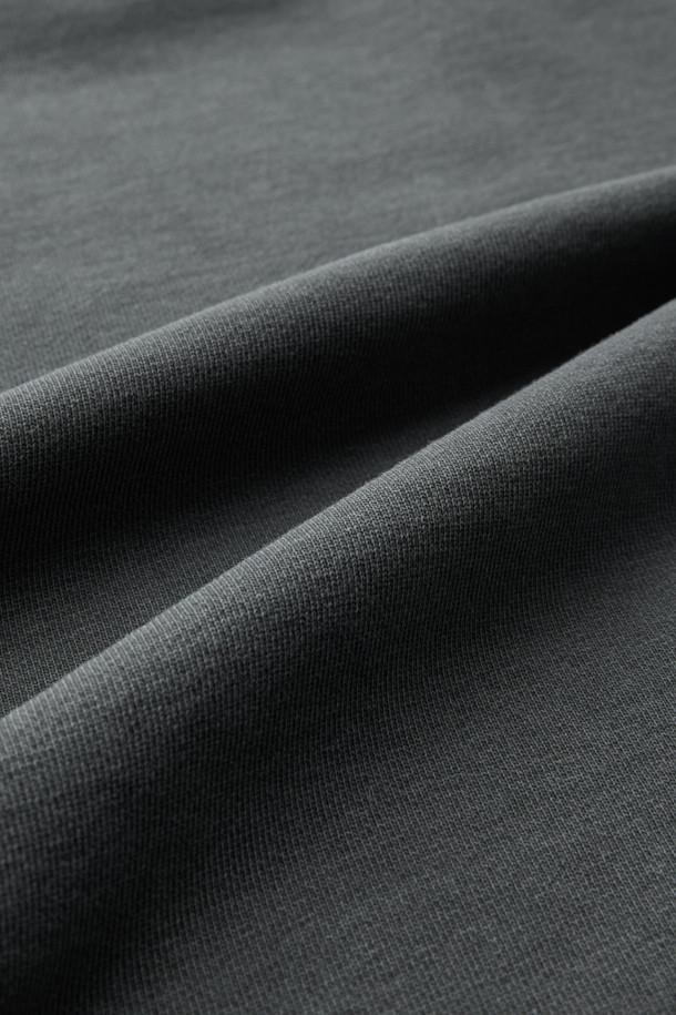 그레이 색상의 그레이 염색 스웨트셔츠입니다. 베이직하고 캐주얼한 스타일로, 봄, 가을, 겨울 모두 활용 가능합니다. 피그먼트 다잉 처리된 면 소재로 제작되었으며, 오버핏으로 편안한 착용감을 선사합니다. 소매에는 로고 자수가, 후면에는 시그니처 스트링 디테일이 있으며, 밑단과 소매는 시보리 처리되어 있습니다. 집콕룩이나 산책룩으로 미니멀하고 클래식하게 연출해보세요.
