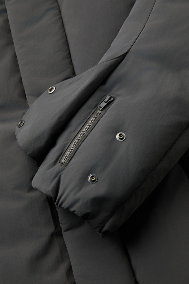 브라운 후디 다운 푸퍼 재킷은 겨울철 일상에서 캐주얼하고 미니멀한 스타일을 연출하기에 좋은 아우터입니다. 넉넉한 오버핏으로 편안함을 강조하며, 후드와 이중넥, 이중 플라켓, 2-WAY 지퍼 등의 디테일이 돋보입니다. 무지 디자인에 나일론과 구스다운 소재를 사용하여 보온성을 높였으며, 두꺼운 두께감으로 추운 날씨에도 따뜻하게 착용할 수 있습니다. 밑단 스트링과 히든 포켓은 실용성을 더해주며, 긴 소매 기장으로 더욱 포근한 느낌을 줍니다.
