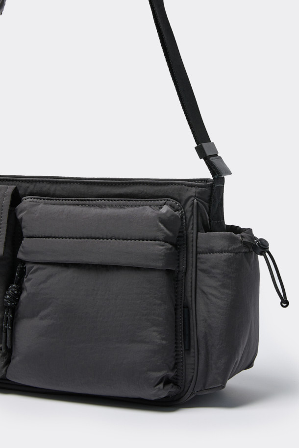 그레이 나일론 크로스백은 남성 고객을 위해 디자인된 미니멀하고 캐주얼한 스타일의 가방입니다. 생활 방수 기능과 경량성을 갖춰 출근룩, 여행룩, 동네 마실룩 등 다양한 TPO에 활용하기 좋습니다. 사각형 모양에 로고 디자인 장식이 더해졌으며, 내구성이 뛰어나고 컴팩트한 사이즈로 제작되었습니다. 내부에는 다양한 포켓이 있어 수납력을 높였으며, 길이 조절이 가능한 스트랩과 패디드 처리로 편안한 착용감을 제공합니다.
