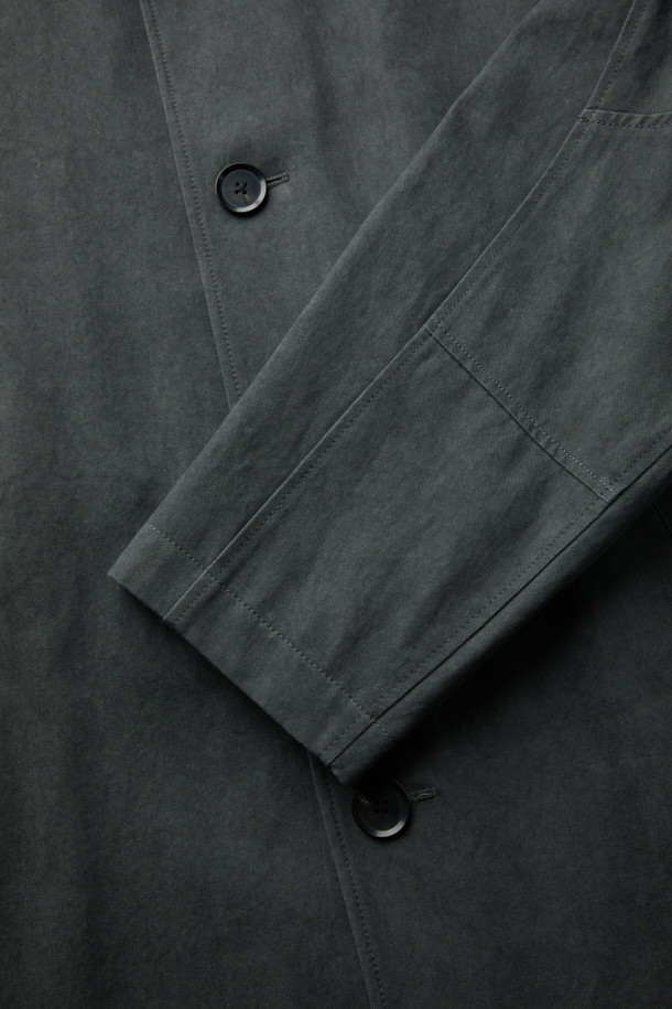 세련된 스타일을 완성하는 그레이 벨티드 맥 코트입니다. 남녀 공용으로, 봄, 가을 시즌에 착용하기 좋은 오버핏 디자인의 맥 코트입니다. 베이직하고 클래식한 무드를 자아내며, 무지 패턴과 허리 벨트로 포인트를 더했습니다. 히든 버튼 여밈과 긴 소매 기장으로 깔끔한 실루엣을 연출하며, 출근룩, 비즈니스 캐주얼, 모임룩 등 다양한 TPO에 활용할 수 있습니다. 면 소재로 제작되어 편안한 착용감을 선사하며, 미니멀하고 시크한 스타일을 완성해 보세요.
