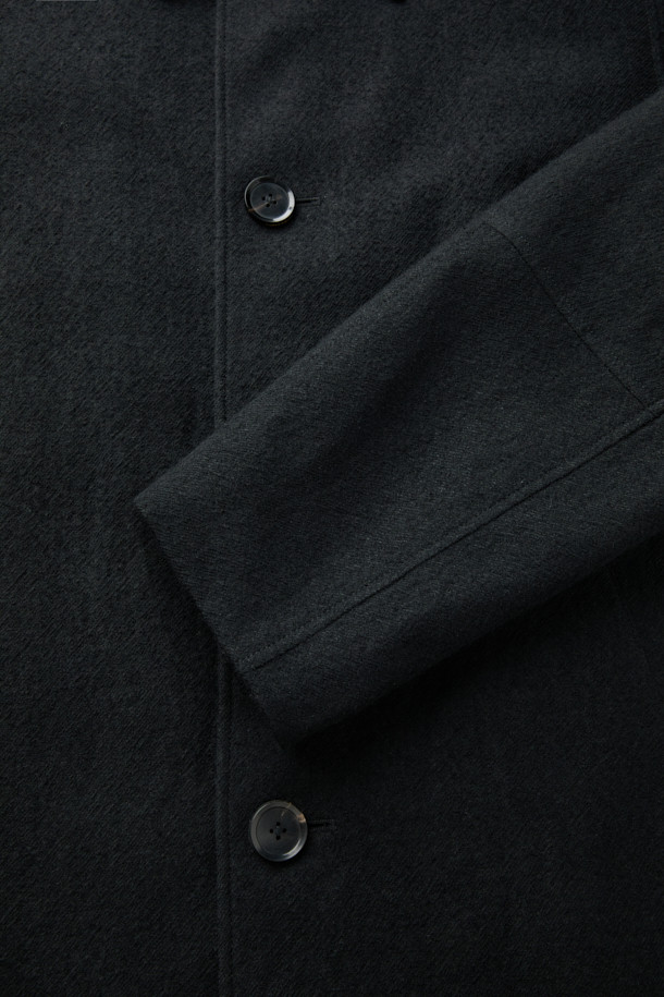 블랙 울 린넨 발마칸 코트는 남성용 아우터로, 가을과 겨울에 착용하기 좋습니다. 미니멀하고 클래식한 스타일을 추구하는 분들께 적합하며, 출근룩, 비즈니스 캐주얼, 모임룩 등 다양한 TPO에 활용할 수 있습니다. 롱 기장의 레귤러핏 발마칸 코트로, 히든 여밈 방식과 래글런 소매, 사이드 벤트 디테일이 특징입니다. 울과 린넨 혼방 소재로 제작되어 두꺼운 두께감을 자랑하며, 시크한 무드를 연출합니다.
