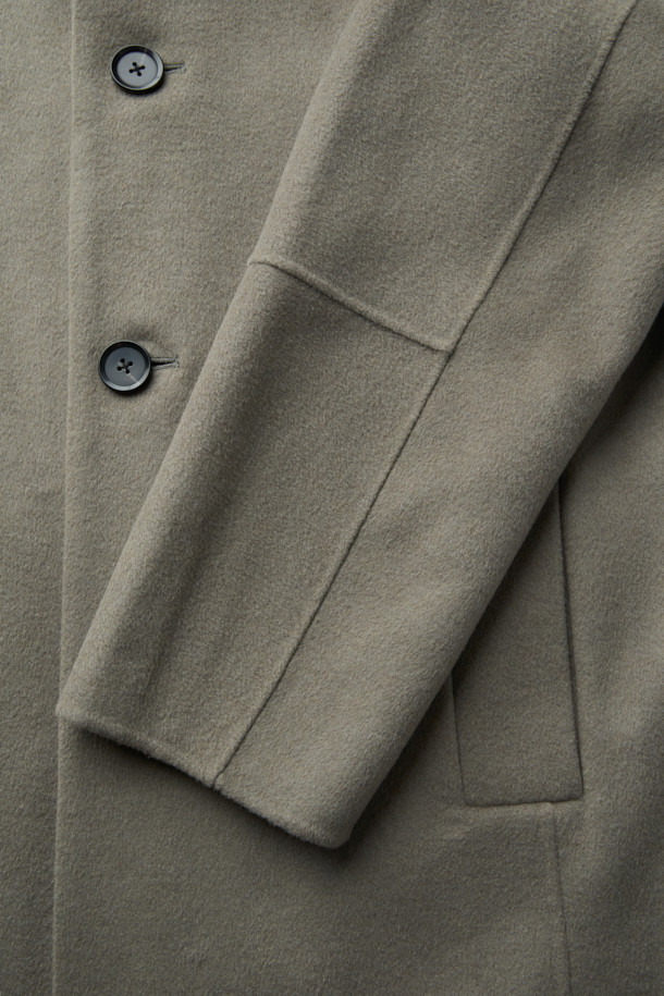 베이지 컬러의 캐시미어 블렌디드 발마칸 코트입니다. 울, 캐시미어, 폴리에스터, 나일론, 레이온, 아크릴, 코튼 등 다양한 소재를 혼방하여 부드러운 촉감과 두꺼운 두께감을 선사합니다. 클래식하고 미니멀한 스타일로, 백 돌먼 소매 디자인과 핸드메이드 공법 봉제가 특징입니다. 레귤러 핏에 싱글 버튼 여밈 방식이며, 가을과 겨울에 출근룩, 비즈니스 캐주얼, 모임룩 등 다양한 TPO에 활용하기 좋습니다. 시크한 매력을 더해주는 베이직한 디자인의 남성용 발마칸 코트입니다.
