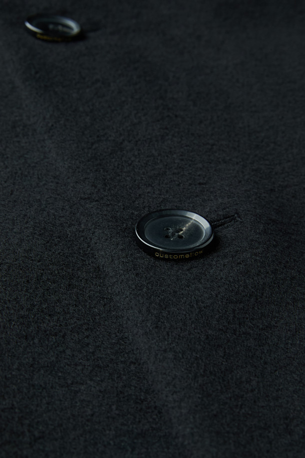 블랙 캐시미어 블렌디드 발마칸 코트는 남성용 아우터로, 가을과 겨울에 착용하기 좋습니다. 부드러운 촉감의 울, 캐시미어 혼방 소재로 제작되어 일상, 출근룩, 비즈니스 캐주얼, 모임룩 등 다양한 TPO에 활용 가능합니다. 클래식, 미니멀, 시크 스타일을 연출하기 좋으며, 레귤러 핏과 긴 소매 기장이 특징입니다. 백 돌먼 소매 디자인과 핸드메이드 공법 봉제로 완성되어 고급스러움을 더합니다. 싱글 버튼 여밈 방식의 두꺼운 발마칸 코트로, 따뜻함과 스타일을 동시에 잡을 수 있습니다.
