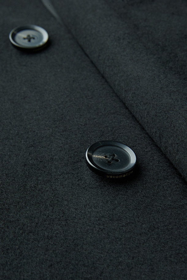 블랙 캐시미어 블렌디드 오버사이즈 핏 발마칸 코트는 미니멀하고 클래식한 스타일을 추구하는 남성분들을 위한 아우터입니다. 울, 캐시미어, 폴리에스테르 등 다양한 소재를 혼방하여 부드러운 촉감과 보온성을 동시에 잡았습니다. 래글런 소매 디자인으로 활동성을 높였으며, 히든 버튼 여밈 방식으로 깔끔한 실루엣을 연출합니다. 롱 기장과 오버핏으로 트렌디함을 더했으며, 가을, 겨울철 출근룩, 오피스룩, 모임룩 등 다양한 TPO에 활용 가능합니다. 시크하고 세련된 블랙 컬러의 발마칸 코트로 당신의 스타일을 완성해보세요.
