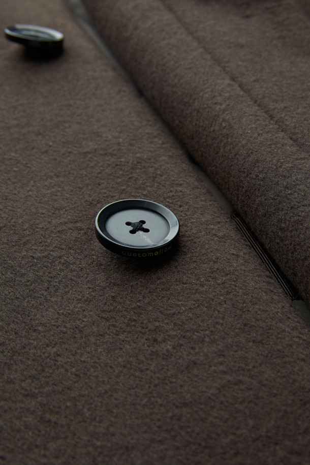 부드러운 캐시미어 블렌딩 소재의 브라운 발마칸 코트입니다. 오버핏으로 제작되어 편안하면서도 세련된 실루엣을 연출하며, 가을과 겨울에 따뜻하게 착용하기 좋습니다. 히든 버튼 여밈 방식과 래글런 소매 디테일이 특징이며, 클래식하고 미니멀한 디자인으로 다양한 스타일을 소화할 수 있습니다. 출근룩, 비즈니스 캐주얼, 모임룩 등 TPO에 구애받지 않고 시크하게 연출해보세요. 울, 캐시미어, 폴리에스테르, 앙고라 혼방으로 부드러운 촉감과 보온성을 제공합니다.
