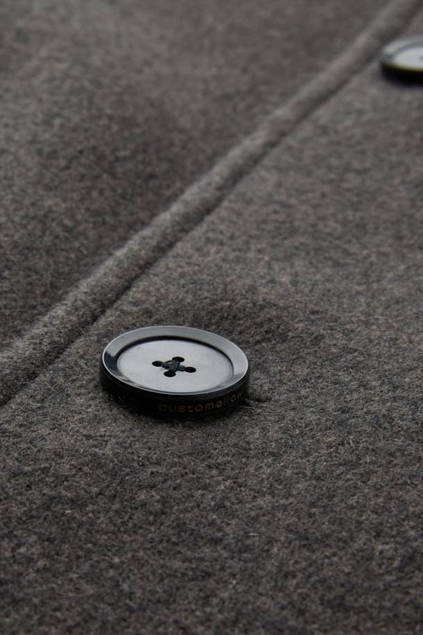 **브라운 울 하이넥 코트**

부드러운 멜란지 브라운 컬러의 남성용 울 하이넥 코트입니다. 가을과 겨울, 쌀쌀한 날씨에 따뜻하게 착용할 수 있는 두꺼운 두께감의 롱 코트입니다. 미니멀하고 베이직한 디자인으로, 출근룩, 비즈니스 캐주얼, 모임룩 등 다양한 TPO에 활용 가능합니다. 래글런 소매 디테일이 돋보이며, 레귤러핏으로 제작되어 편안한 착용감을 선사합니다. 싱글 버튼 여밈 방식으로 클래식, 미니멀, 시크 스타일을 연출하기 좋습니다.
