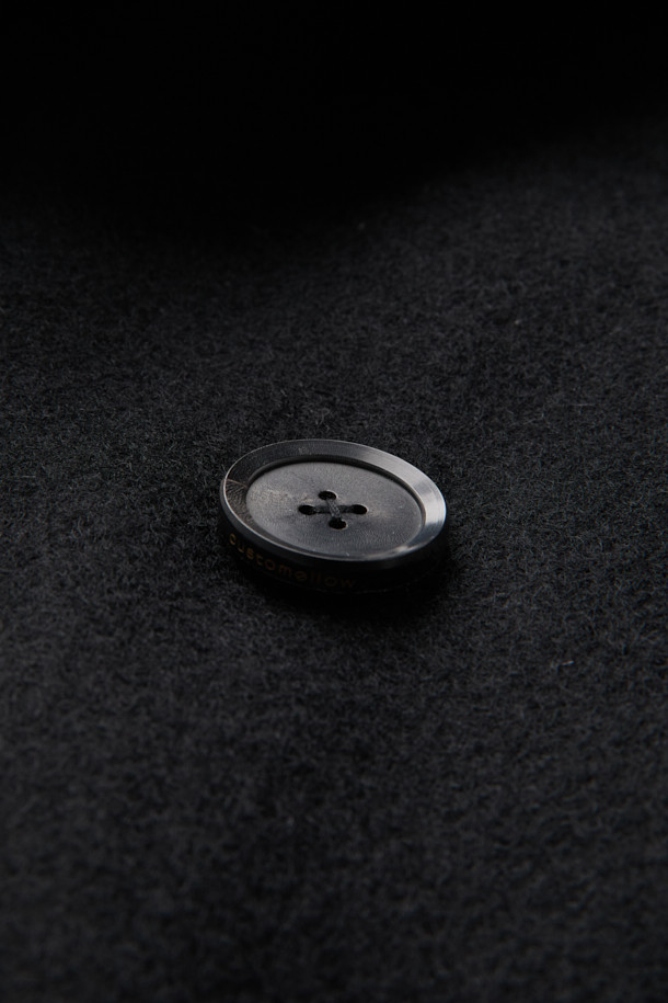 이탈리아 MANTECO 울 소재의 블랙 울 더블 브레스티드 코트입니다. 가을, 겨울 시즌에 어울리는 두꺼운 두께감과 롱 기장으로 클래식하고 미니멀한 스타일을 연출합니다. 더블 버튼 여밈 방식과 오버핏 디자인으로 제작되어 시크한 무드를 더해줍니다. 출근룩, 오피스룩, 모임룩 등 다양한 TPO에 활용 가능하며, 어떤 스타일에도 세련되게 매치할 수 있습니다.
