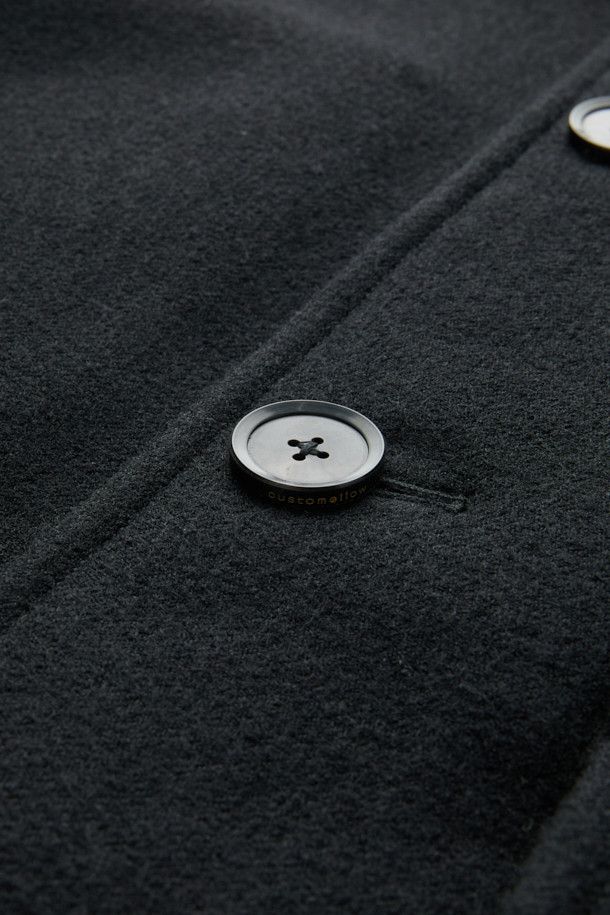 블랙 울 카 코트는 남성 고객을 위한 미니멀하고 클래식한 스타일의 아우터입니다. 가을과 겨울에 착용하기 좋은 두꺼운 두께감의 롱 기장 코트로, 울과 나일론 혼방 소재로 제작되었습니다. 차분한 블랙 컬러에 무지 패턴, 오버핏 디자인으로 시크한 매력을 더합니다. 버튼 여밈 방식과 아웃포켓 디테일이 특징이며, 출근룩, 오피스룩, 모임룩 등 다양한 TPO에 활용할 수 있습니다. 
