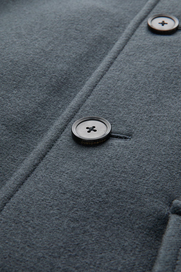 세련된 남성분들을 위한 그레이 울 카코트입니다. 울과 나일론 혼방 소재로 제작되어 가을, 겨울 시즌에 따뜻하고 편안하게 착용할 수 있습니다. 미니멀하고 클래식한 디자인으로 출근룩, 비즈니스 캐주얼, 모임룩 등 다양한 TPO에 활용 가능합니다. 오버핏 실루엣과 싱글 버튼 여밈, 아웃포켓 디테일이 돋보이며, 긴 소매 기장으로 더욱 시크한 분위기를 연출합니다. 무지 패턴의 그레이 컬러는 어떤 스타일에도 쉽게 매치되어 활용도가 높습니다.
