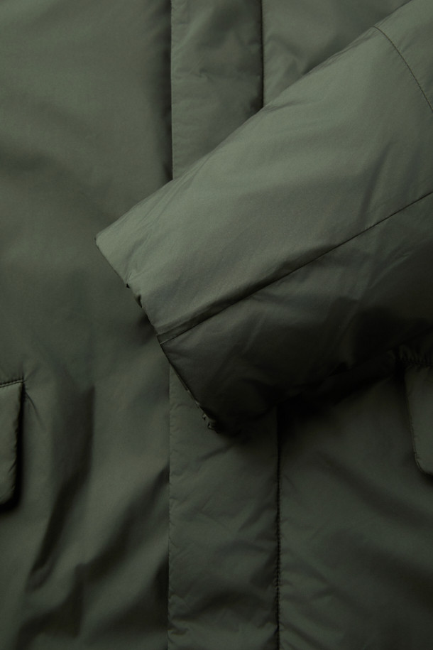 카키 로브 다운 코트는 남성용 겨울 아우터로, 베이직한 스타일에 클래식, 미니멀, 캐주얼 스타일을 모두 아우릅니다. 두꺼운 두께감의 오버핏으로 제작되었으며, 허리 로브 장식으로 포인트를 더했습니다. 80/20 구스다운 충전재와 경량 소재로 제작되어 보온성과 편안함을 동시에 느낄 수 있습니다. 무지 디자인에 긴 소매 기장, 로브 여밈 방식을 갖춘 다운 코트입니다. 폴리에스테르 소재로 제작되었습니다.
