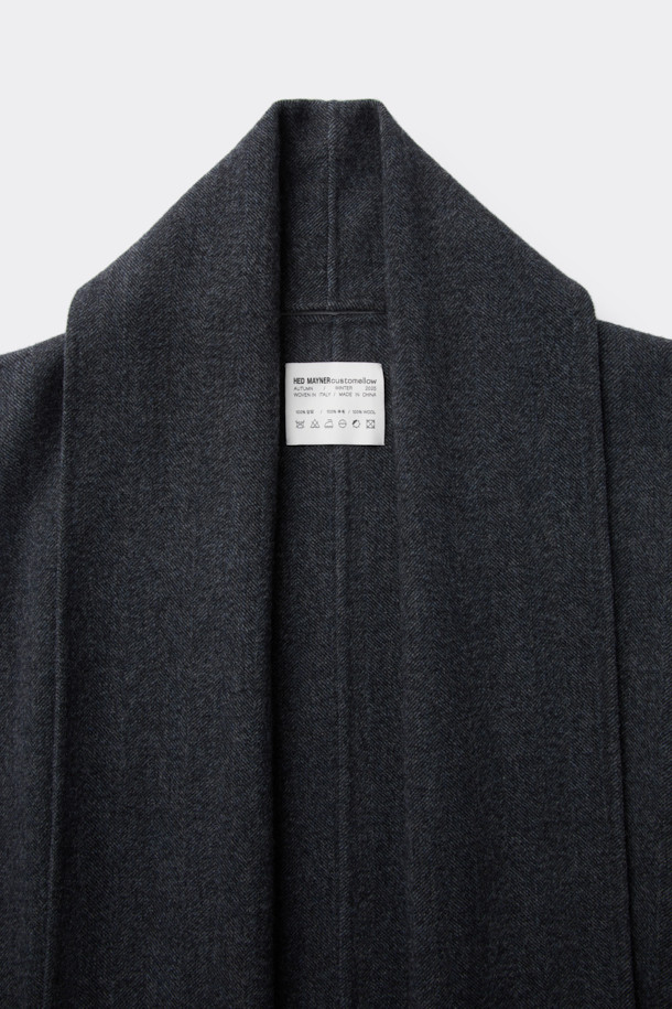 HED MAYNER (헤드 메이너)의 Grey Back Slit Robe Coat (그레이 백 슬릿 로브 코트)는 미니멀한 스타일을 추구하는 당신을 위한 아우터입니다. 가을, 겨울 시즌에 어울리는 롱 기장의 로브 코트로, 이탈리안 울 원단을 사용하여 부드러운 촉감을 선사합니다. 오버핏과 루즈핏으로 편안한 착용감을 강조하며, 후면 넥 슬릿과 벨트 허리 슬릿 구조가 독특한 디자인 포인트를 더합니다. 출근룩, 오피스룩, 모임룩 등 다양한 TPO에 활용 가능한 클래식하고 시크한 아이템입니다.
