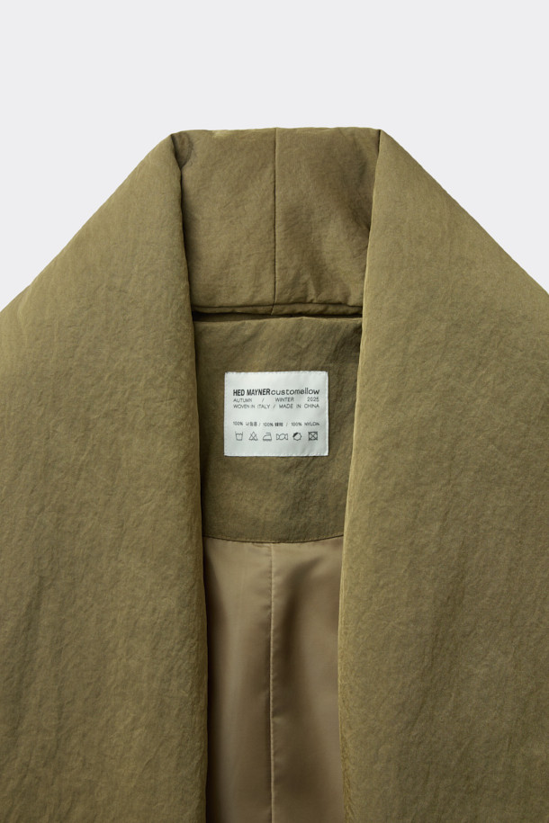 [HED MAYNER] 골드 백 슬릿 로브 코트는 남성용 아우터로, 가을과 겨울에 착용하기 좋습니다. 미니멀하고 모던한 스타일의 이 로브 코트는 부드러운 촉감의 나일론 소재와 넉넉한 오버핏으로 제작되었습니다. 등 부분의 넥 슬릿 디테일과 벨트 허리 슬릿 구조가 특징이며, 내부에는 패딩 안감과 외부 및 내부 포켓이 있어 실용성을 더했습니다. 광택감 있는 골드 컬러는 출근룩이나 모임룩에 시크하고 클래식한 분위기를 연출합니다.

