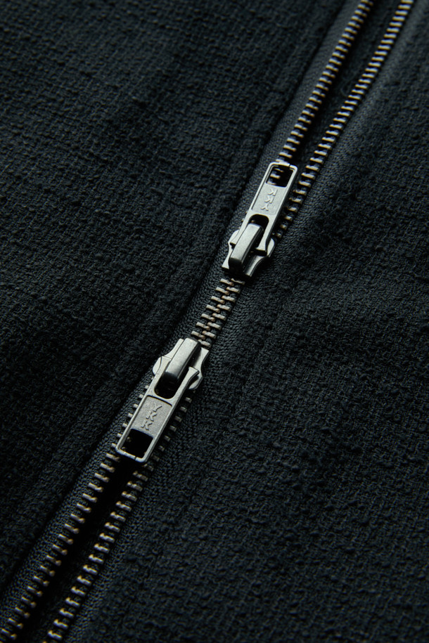 블랙 트위드 지퍼 재킷은 남성용 아우터로, 가을과 겨울에 어울리는 두꺼운 두께감의 자켓입니다. 미니멀하고 클래식한 스타일을 기반으로, YKK 2-Way 지퍼와 사선 절개 디테일이 돋보입니다. 코튼, 울, 아크릴, 나일론 혼방 소재로 제작되어 시크하고 세련된 분위기를 연출합니다. 출근룩과 모임룩 모두 활용 가능하며, 오버핏으로 편안한 착용감을 선사합니다. 긴 소매 기장의 레귤러 기장으로, 다양한 스타일링에 용이합니다.
