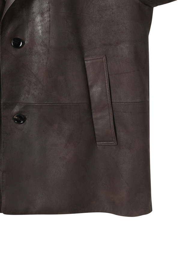 세련된 무드의 브라운 비건 가죽 재킷입니다. 캐주얼, 클래식, 미니멀 스타일을 모두 아우르는 디자인으로, 가을과 겨울에 따뜻함과 스타일을 동시에 잡을 수 있습니다. 오버핏으로 편안한 착용감을 선사하며, 라펠 코트 타입에 미디엄 기장으로 다양한 룩에 활용하기 좋습니다. 출근룩과 모임룩에 모두 잘 어울리며, 그라데이션 외관으로 은은한 멋을 더했습니다. 넉넉한 두께감의 비건 가죽 소재로 제작되어 부드러운 촉감과 보온성을 제공합니다.
