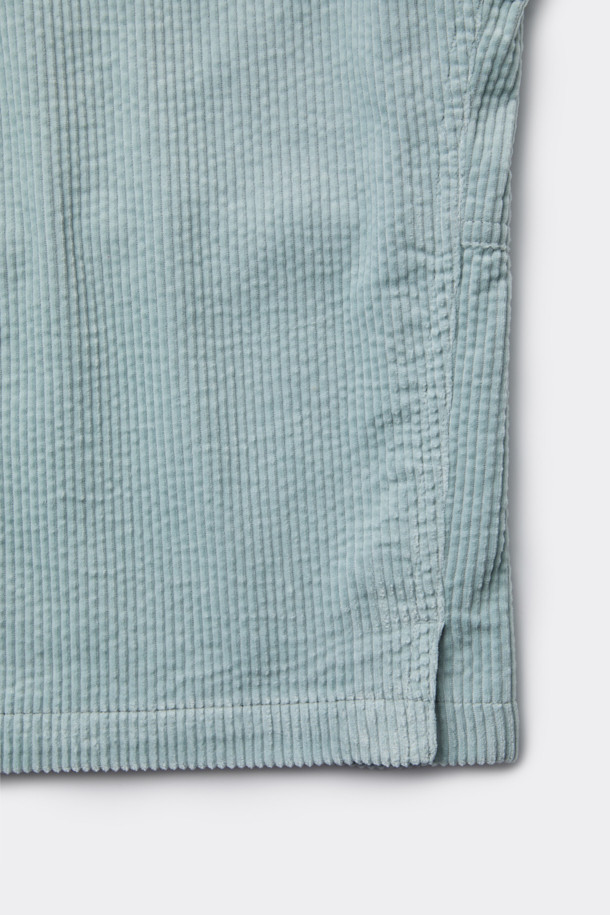 산뜻한 민트 컬러가 돋보이는 코듀로이 워크 재킷입니다. 봄, 가을 간절기에 활용하기 좋으며, 캐주얼 및 베이직 스타일을 연출하기에 적합합니다. 두꺼운 코듀로이 소재로 제작되어 보온성을 높였으며, 오버핏 크롭 기장으로 트렌디한 핏을 선사합니다. 넉넉한 아웃포켓 디테일과 버튼 여밈 방식이 특징이며, 일상, 봄 소풍, 캠핑 등 다양한 TPO에 매치할 수 있습니다. 미니멀, 워크웨어 스타일을 선호하는 남성분들에게 추천합니다.
