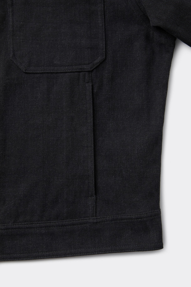 블랙 염색 면 트러커 재킷은 남성분들을 위한 캐주얼하고 베이직한 디자인의 아우터입니다. 봄, 가을 계절에 적합하며, 출근룩이나 데이트룩에 활용하기 좋습니다. 레귤러 핏에 무지 패턴으로 미니멀한 스타일을 연출하며, 긴 소매와 버튼 여밈 방식이 특징입니다. 양 사이드 포켓이 있어 실용성을 더했으며, 면 소재로 제작되어 편안한 착용감을 제공합니다.
