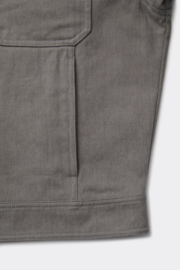 그레이 염색 코튼 트러커 재킷은 캐주얼, 미니멀 스타일을 즐기는 남성을 위한 아우터입니다. 봄, 가을에 적합하며, 데일리룩과 비즈니스 캐주얼에 활용하기 좋습니다. 면 소재로 제작되어 편안한 착용감을 선사하며, 레귤러 핏과 중간 두께감으로 간절기에 활용하기 좋습니다. 버튼 여밈 방식과 사이드 포켓 디테일이 특징이며, 무지 디자인으로 다양한 룩에 매치하기 용이합니다.
