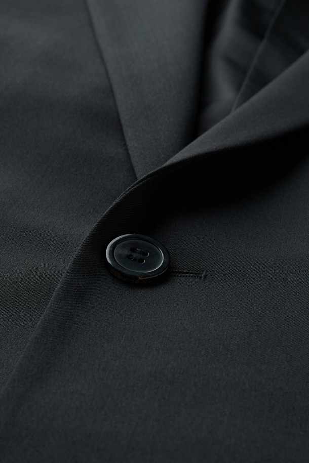 블랙 색상의 릴랙스 핏 울 블렌디드 셋업 재킷입니다. 가을과 겨울에 입기 좋은 두꺼운 두께감으로, 차분하고 시크한 스타일을 연출합니다. 싱글 버튼 디자인과 레귤러 기장으로 클래식하면서도 베이직한 분위기를 강조하며, 셋업으로도 활용 가능합니다. 울과 폴리에스터 혼방 소재로 제작되어 편안한 착용감을 선사합니다. 오피스룩, 비즈니스 캐주얼, 모임룩 등 다양한 TPO에 활용하여 세련된 스타일을 완성해 보세요.
